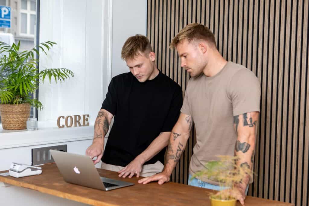 Emil og Rasmus, brødrene bag CORE, ved receptionen i klinikken på Østerbro